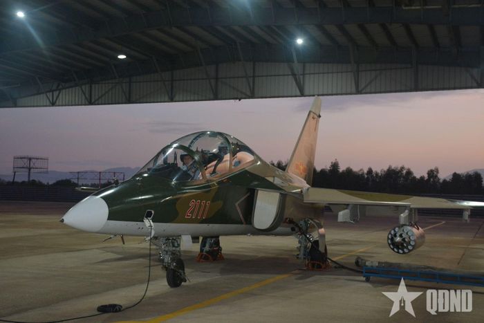  Phi công trên máy bay YAK-130.