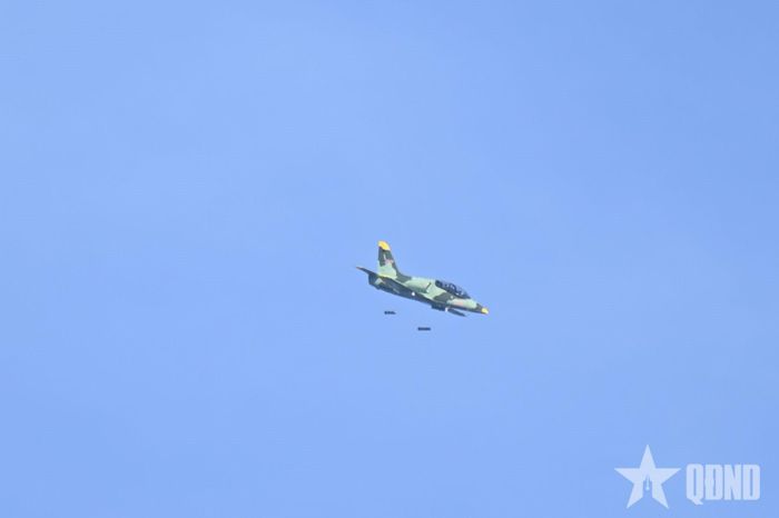  Máy bay L-39NG ném bom.
