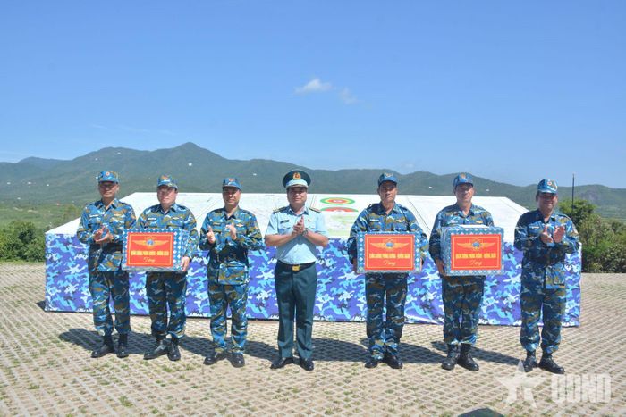  Trung tướng Vũ Hồng Sơn, Ủy viên Trung ương Đảng, Tư lệnh Quân chủng Phòng không - Không quân trao quà tặng đơn vị hoàn thành xuất sắc nhiệm vụ diễn tập.