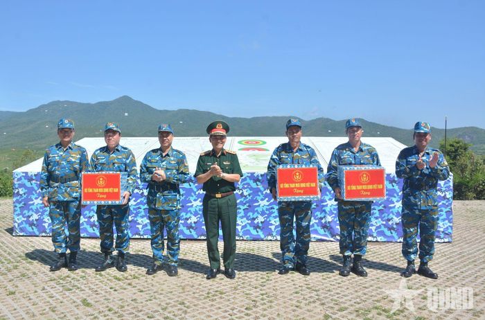  Thượng tướng Phạm Trường Sơn, Phó tổng Tham mưu trưởng trao quà tặng đơn vị hoàn thành xuất sắc nhiệm vụ diễn tập.