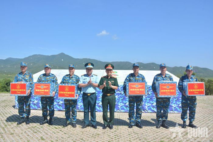 Thượng tướng Phạm Trường Sơn và Trung tướng Vũ Hồng Sơn trao quà tặng các đơn vị hoàn thành xuất sắc nhiệm vụ.