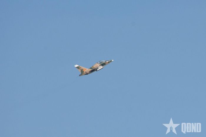 Máy bay YAK-130 trên bầu trời.