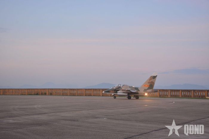 Máy bay YAK-130 lăn bánh ra đường băng.