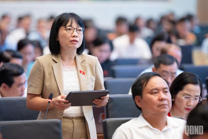 Đại biểu Nguyễn Thị Việt Nga phát biểu tại hội nghị. Ảnh: PHẠM THẮNG
