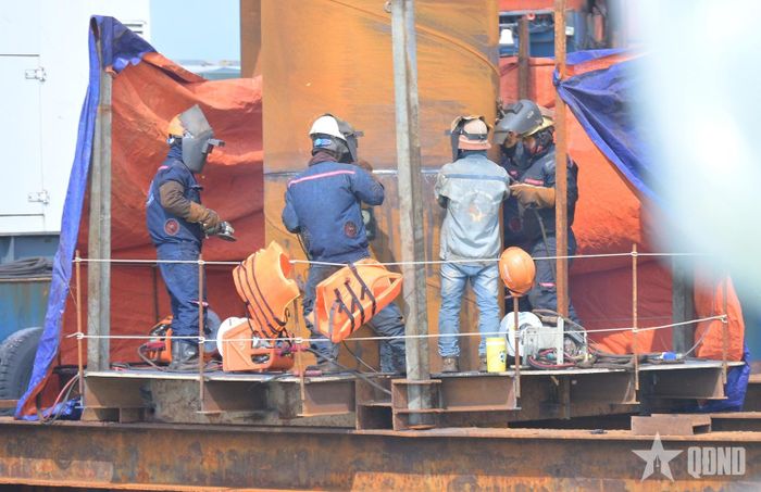 Các công nhân kiểm tra khoan cọc sâu.