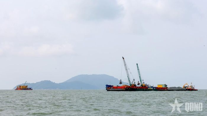 Tàu trọng tải lớn kéo sà lan cùng nhiều thiết bị, vật liệu thi công trên biển.