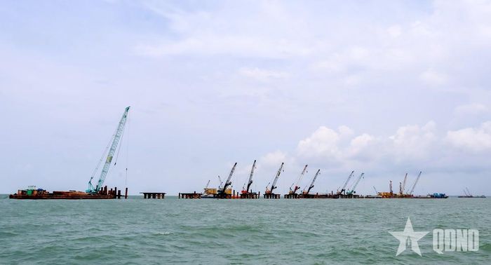 Nhiều thiết bị thi công trên biển được huy động.