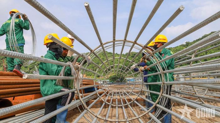 Miệt mài làm việc.