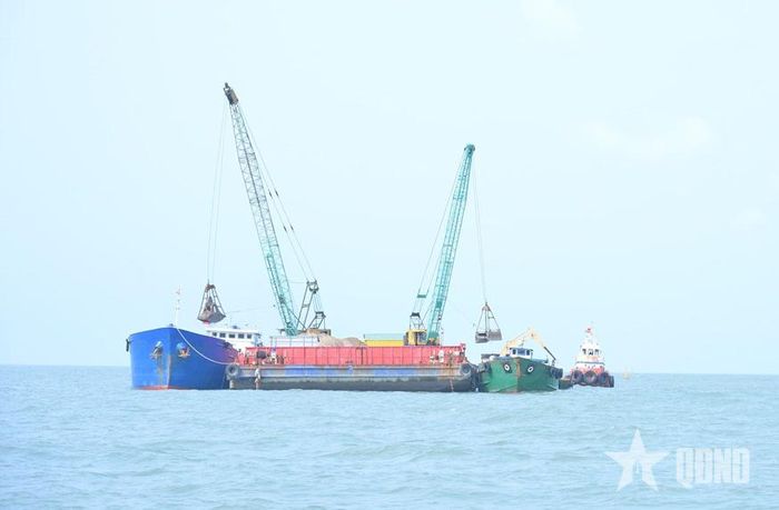 Điều kiện thi công trên biển gặp nhiều khó khăn, nhưng tiến độ vẫn được đẩy nhanh, đảm bảo chất lượng.