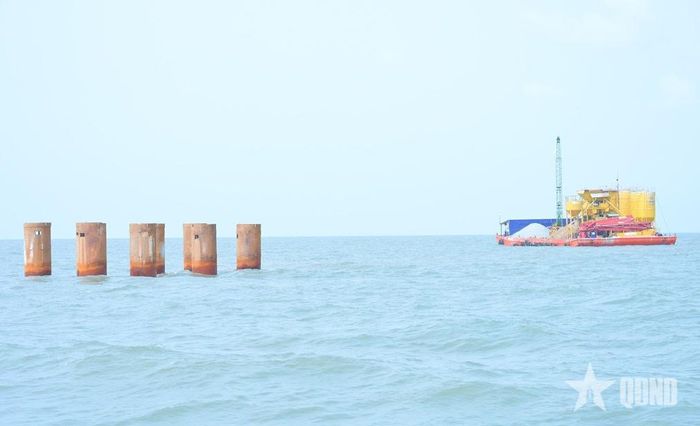 Các cọc khoan nhồi được đóng sâu trên biển.