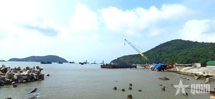 Một góc công trình nhìn từ đảo Hòn Khoai.