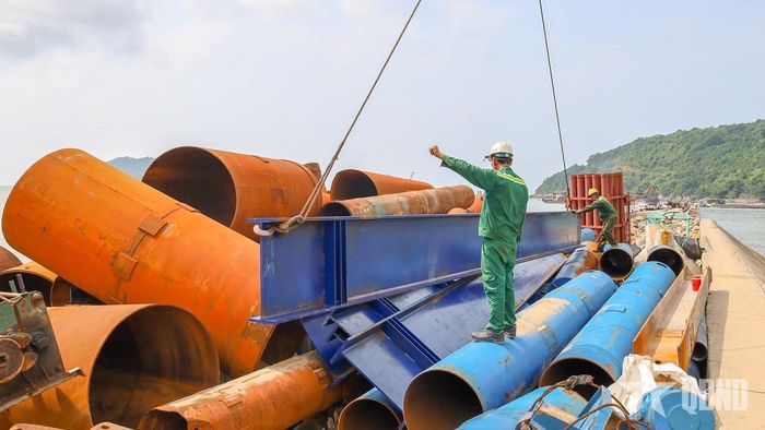 Các công nhân thi công trên đảo Hòn Khoai.