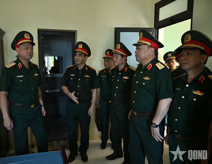 Thượng tướng Nguyễn Trường Thắng và Thượng tướng Lê Quang Đạo kiểm tra nơi ăn, ở của các lực lượng tham gia diễn tập. Ảnh: PHẠM HƯNG