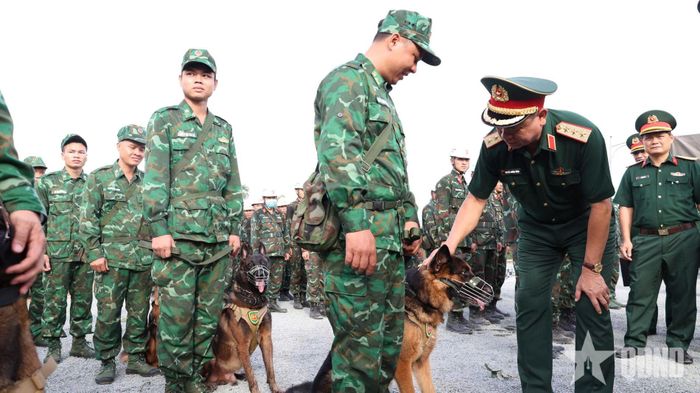  Thượng tướng Nguyễn Trường Thắng và Thượng tướng Lê Quang Đạo kiểm tra tại các địa điểm dự kiến tổ chức các hoạt động trong khuôn khổ diễn tập. Ảnh: PHẠM HƯNG 