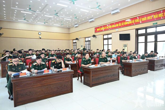 Các đại biểu dự cuộc kiểm tra. Ảnh: PHẠM HƯNG
