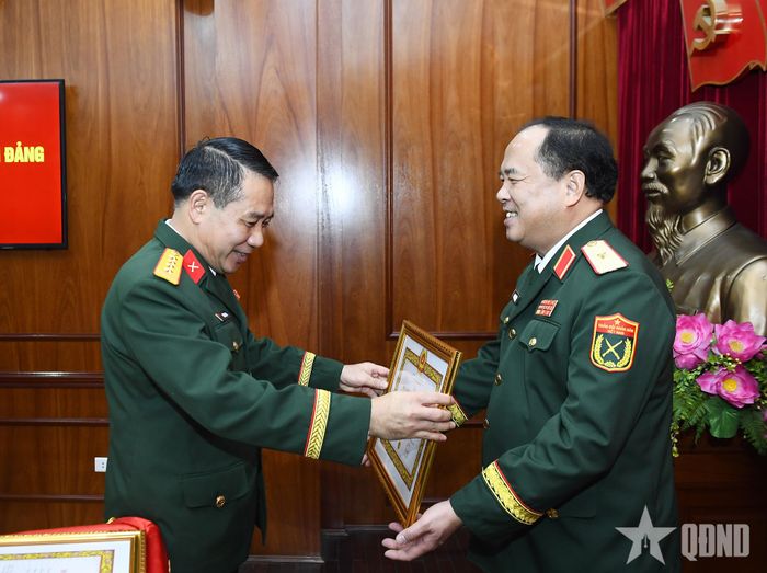 Thiếu tướng Đoàn Xuân Bộ, Bí thư Đảng ủy, Tổng biên tập Báo Quân đội nhân dân nhận Huy hiệu 35 năm tuổi Đảng.