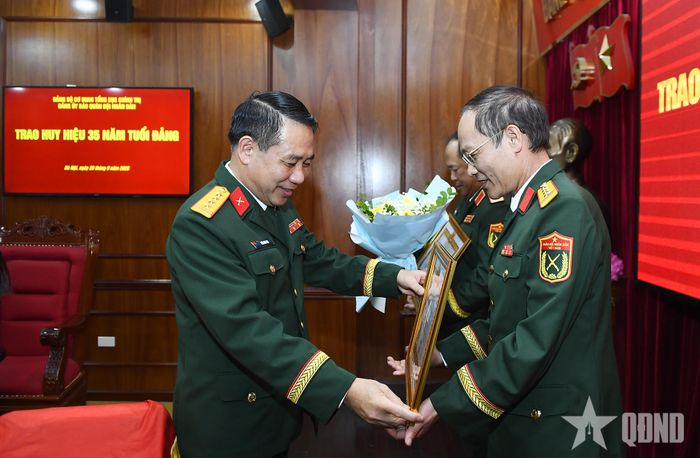 Đại tá Lê Ngọc Long, Đảng ủy viên, Phó tổng biên tập Báo Quân đội nhân dân nhận Huy hiệu 35 năm tuổi Đảng.