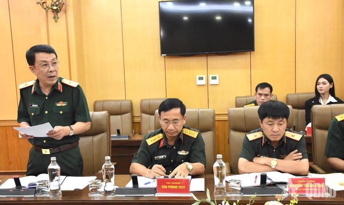 Thiếu tướng Nguyễn Xuân Thủy, Phó cục trưởng Cục Tuyên huấn báo cáo tiến độ triển khai kế hoạch phối hợp tổ chức sản xuất.