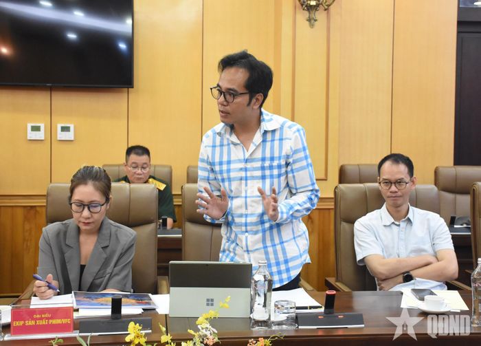 Đại diện ê-kíp sản xuất phim phát biểu tại hội nghị.