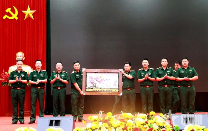 Đoàn công tác trao quà tặng Trung đoàn 48.