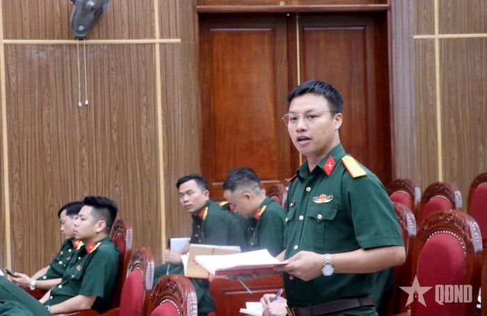 Cán bộ Trung đoàn 48 trao đổi cùng đoàn công tác.