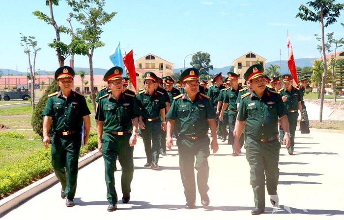 Đoàn công tác Học viện Chính trị tham quan, nghiên cứu thực tế tại Trung đoàn 48.