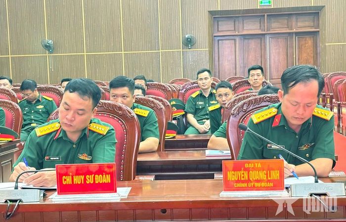 Đại biểu Sư đoàn 390 làm việc cùng đoàn công tác.