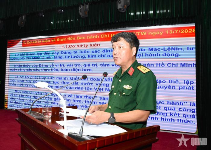 Đại tá Tạ Hồng Quang, Chủ nhiệm Chính trị Binh chủng Đặc công trình bày chuyên đề.