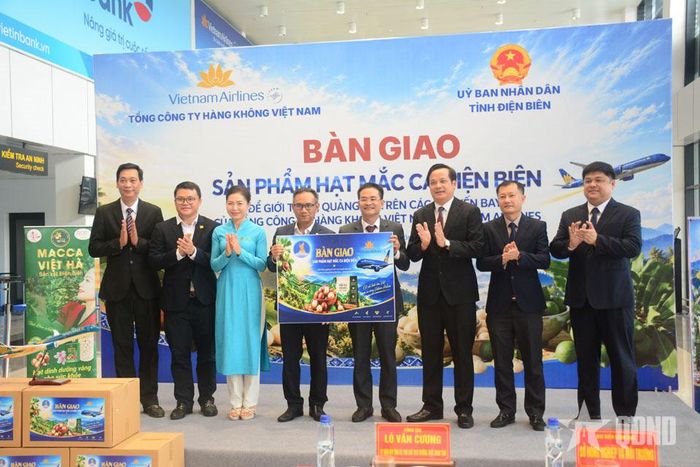 Thực hiện nghi thức bàn giao.