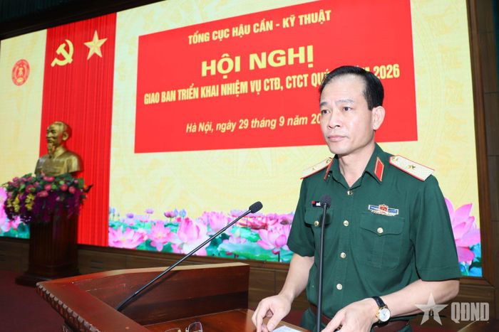 Thiếu tướng Nguyễn Mạnh Hùng, Chủ nhiệm Chính trị Tổng cục Hậu cần - Kỹ thuật trình bày báo cáo tóm tắt hoạt động công tác Đảng, công tác chính trị quý III-2026.