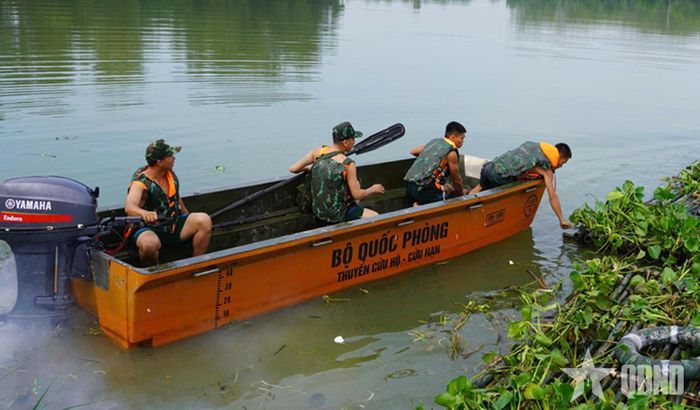 Lực lượng cứu hộ trong luyện tập nội dung vượt sông.