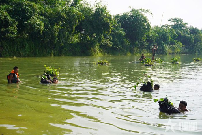 Các chiến sĩ thực hiện nội dung vượt sông.