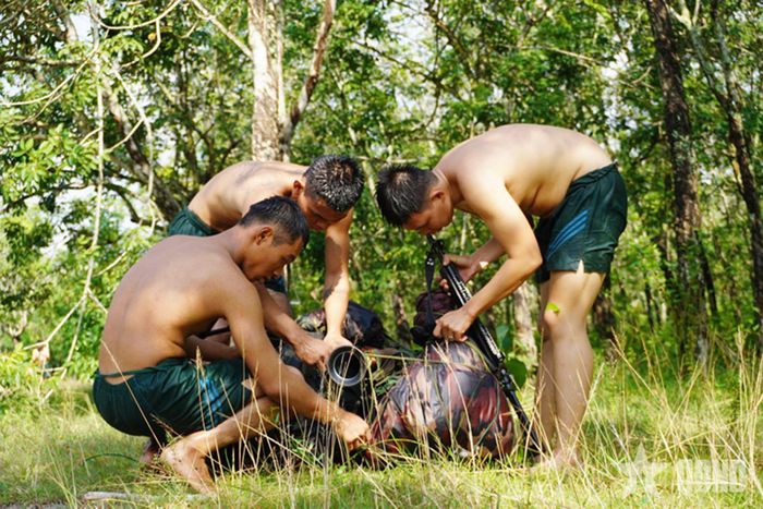 Kiểm tra vũ khí, vật chất sau khi tập nội dung vượt sông.