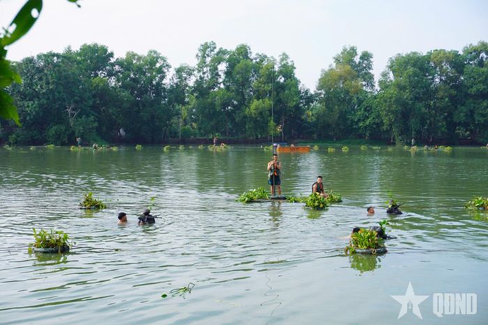 Cán bộ, chiến sĩ thực hành luyện tập nội dung vượt sông. 