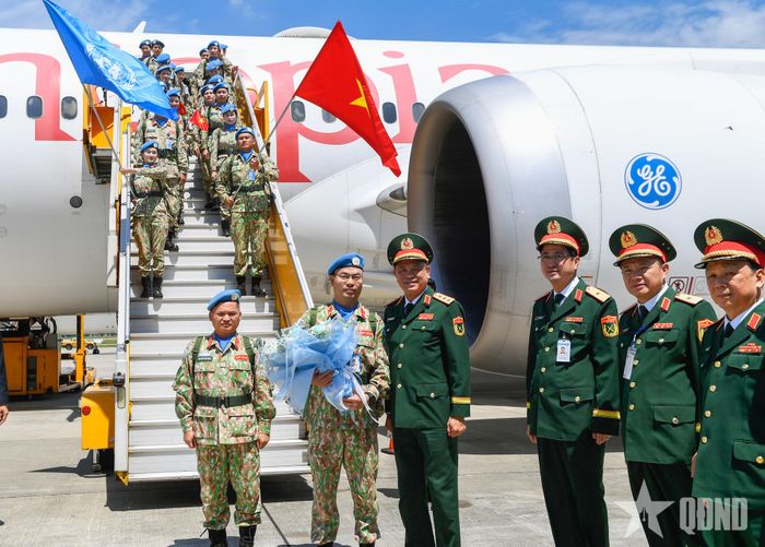 Thượng tướng Nguyễn Trường Thắng tặng hoa chúc mừng đại diện chỉ huy Đội Công binh số 4.