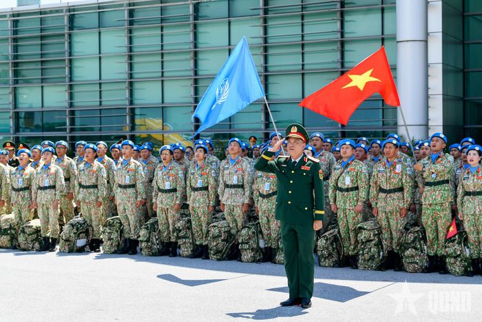 Quang cảnh lễ chào cờ thiêng liêng của những người lính công binh gìn giữ hòa bình trở về Tổ quốc sau một nhiệm kỳ thành công.