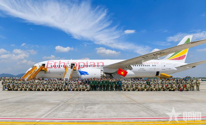 Thượng tướng Nguyễn Trường Thắng và các đại biểu chụp ảnh cùng tập thể Đội Công binh số 4.