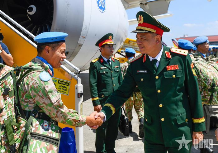 Thượng tướng Nguyễn Trường Thắng chúc mừng các thành viên Đội Công binh số 4.