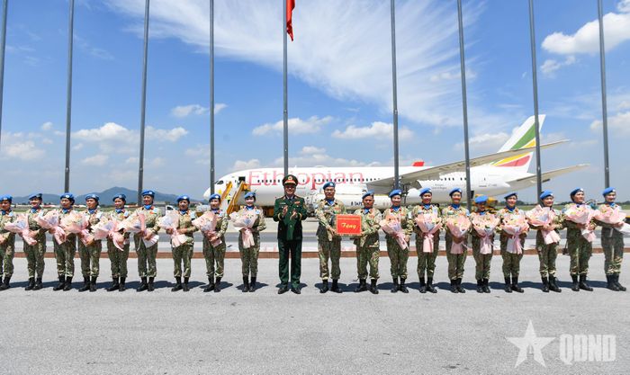 Thượng tướng Nguyễn Trường Thắng tặng hoa và trao quà của Quân ủy Trung ương, Bộ Quốc phòng tặng đơn vị và các nữ quân nhân của Đội Công binh số 4.
