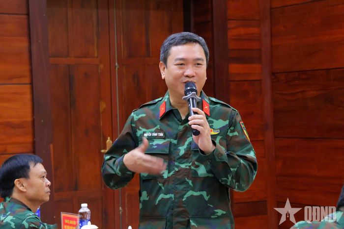 Các đại biểu thảo luận những nội dung về lý luận và thực tiễn liên quan đến phát triển kinh tế - xã hội gắn với tăng cường củng cố quốc phòng - an ninh trên địa bàn tỉnh Đắk Lắk.