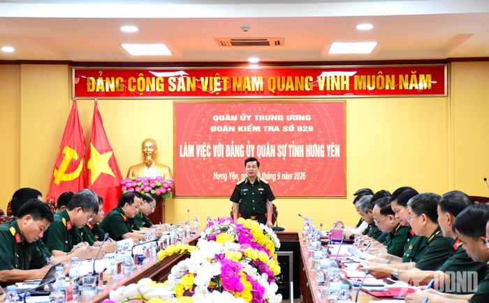 Thượng tướng Đỗ Xuân Tụng chủ trì hội nghị.
