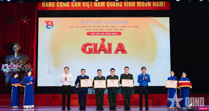 Nhóm tác giả với tác phẩm “Bám biển giữa dòng luận điệu ‘Bán biển’” đạt giải A loại hình Báo.