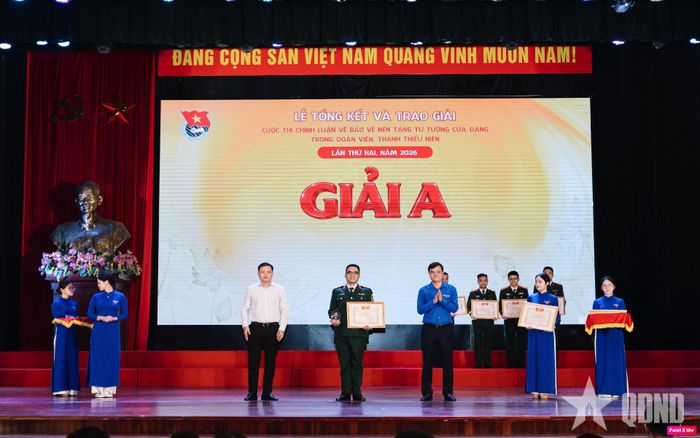 Tác giả với tác phẩm "Sự im lặng của người đúng - Nguy cơ lớn nhất trong cuộc chiến tư tưởng hiện nay" đạt giải A loại hình Tạp chí.