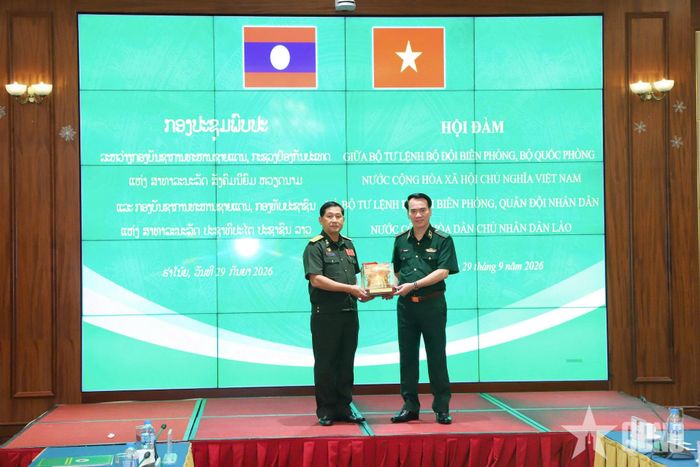 Trung tướng Vũ Trung Kiên và Thiếu tướng Unkham Sivenvongsak trao tặng quà lưu niệm.