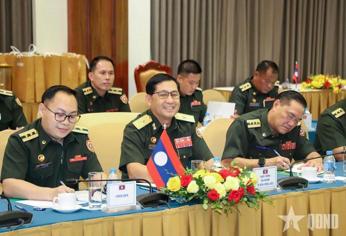 Thiếu tướng Unkham Sivenvongsak tại hội đàm.
