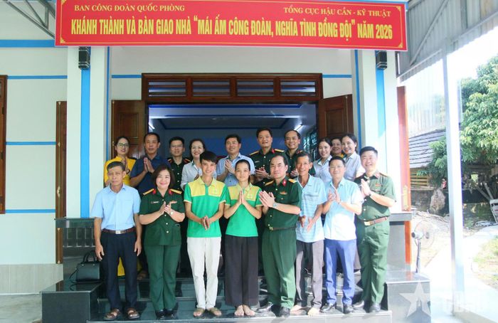 Các đại biểu chụp ảnh cùng gia đình đồng chí Nguyễn Thiên Trung.