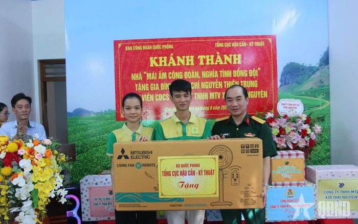  Đại tá Nguyễn Văn Tuấn, Phó chủ nhiệm Chính trị Tổng cục Hậu cần - Kỹ thuật trao quà của Tổng cục tặng gia đình đồng chí Nguyễn Thiên Trung. 