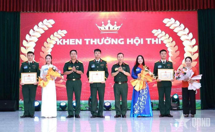  Chỉ huy Lữ đoàn 683 trao thưởng cho các đội đoạt giải. 