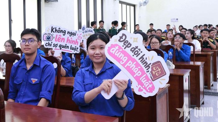  Đoàn viên, thanh niên nhiệt tình cổ vũ cho hội thi. 