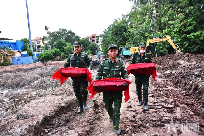 Đội K74 (Bộ tư lệnh TP Hồ Chí Minh) thực hiện nhiệm vụ tại Công viên Lê Thị Riêng.